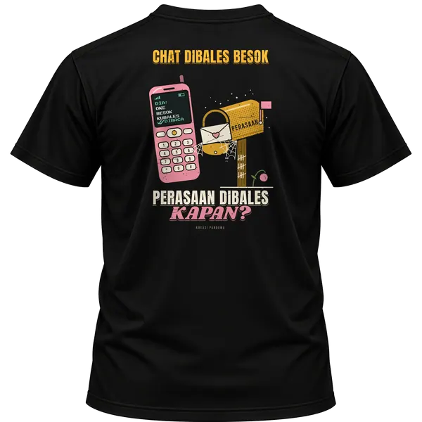 Mockup kaos hitam Kreasi Pandawa tampak belakang, sablon punggung: Chat dibales besok, perasaan dibales kapan?