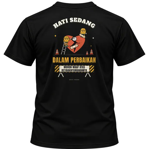 Mockup kaos hitam Kreasi Pandawa tampak belakang, sablon punggung: Hati sedang dalam perbaikan, mohon maaf atas ketidaknyamanannya