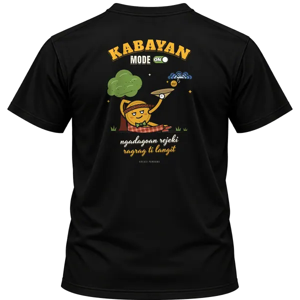 Mockup kaos hitam Kreasi Pandawa tampak belakang, sablon punggung: Kabayan mode on, ngadagoan rejeki ragrag ti langit