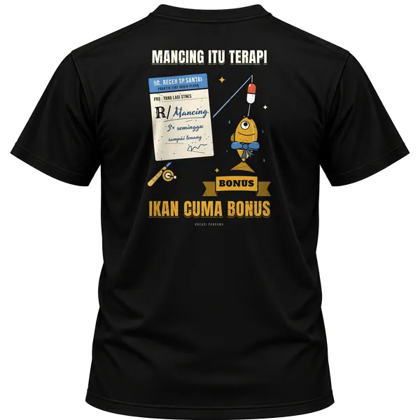 Mockup kaos hitam Kreasi Pandawa tampak belakang, sablon punggung: Mancing itu terapi, ikan cuma bonus