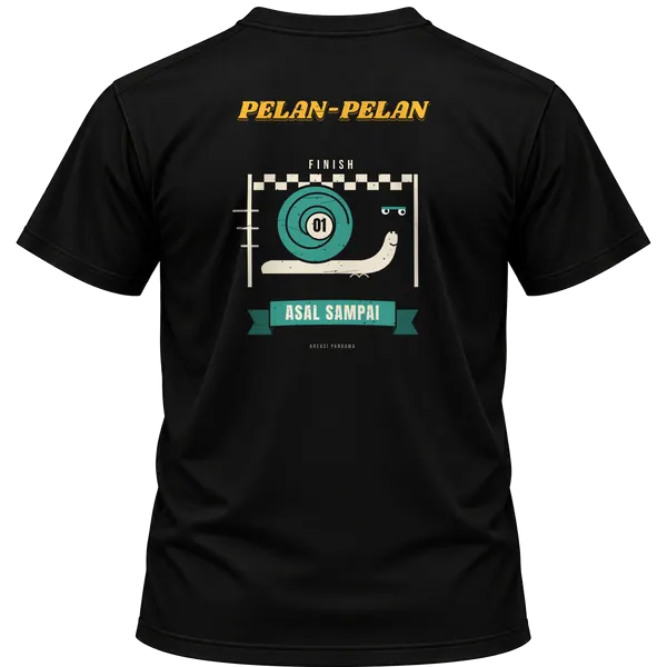 Mockup kaos hitam Kreasi Pandawa tampak belakang, sablon punggung: Pelan-pelan asal sampai