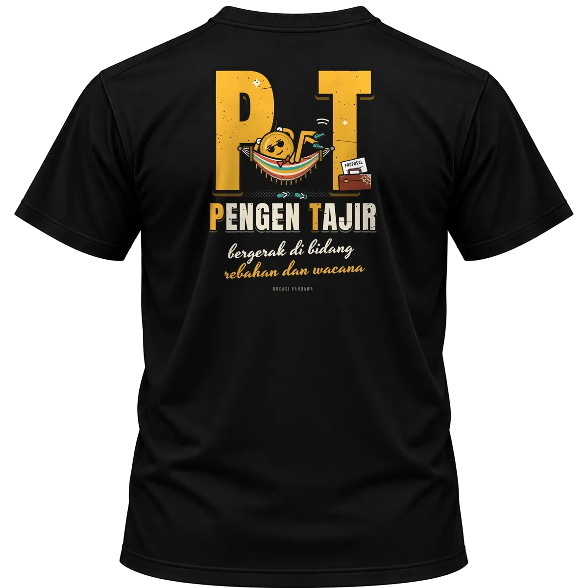 Mockup kaos hitam Kreasi Pandawa tampak belakang, sablon punggung: PT: Pengen Tajir, bergerak di bidang rebahan dan wacana