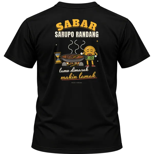 Mockup kaos hitam Kreasi Pandawa tampak belakang, sablon punggung: Sabar sarupo randang, lamo dimasak, makin lamak