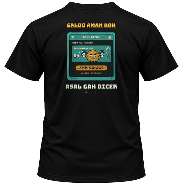 Mockup kaos hitam Kreasi Pandawa tampak belakang, sablon punggung: Saldo aman kok, asal gak dicek